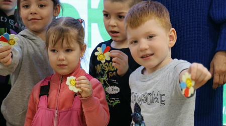 Мастер-класс по изготовлению открытки «Сердце в ладошках» ко Дню матери